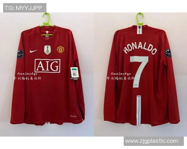 球迷冲进场内抢C罗球衣欧冠赛场上演荒唐一幕 球迷冲进场内抢C罗球衣欧冠赛场上演荒唐一幕