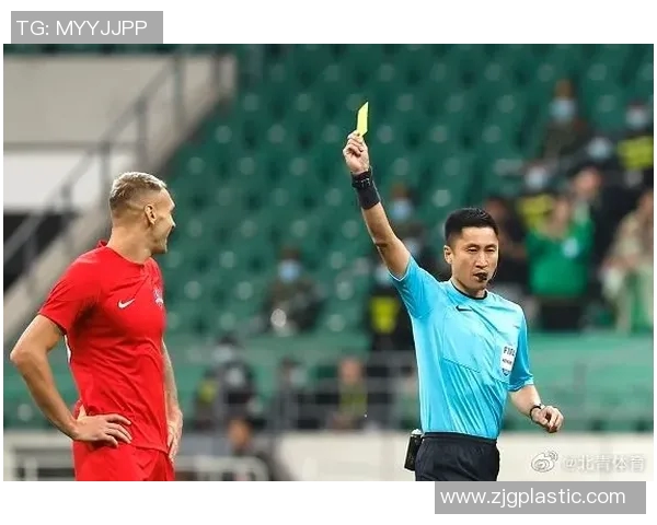 林加德与裁判的激烈对抗揭示了足球比赛中的争议与公平性问题 林加德与裁判的激烈对抗揭示了足球比赛中的争议与公平性问题